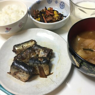 青魚の筒煮、ひじきとコーンの炒め煮、味噌汁